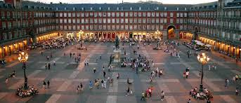 Plaza Mayor de Madrid, muy cerca de las lavanderías express que ofrecen sus servicios a los viajeros de Madrid. Lavandería Opera y Lavandería Antón Martín